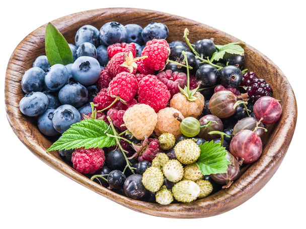 Berries in the wooden bowl.  - Foto, Imagen
