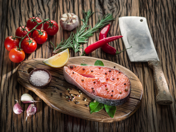 Fresh salmon on the cutting board. - Φωτογραφία, εικόνα