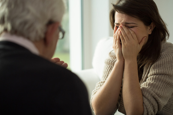 Terapi sırasında ağlayan genç kadın - Fotoğraf, Görsel