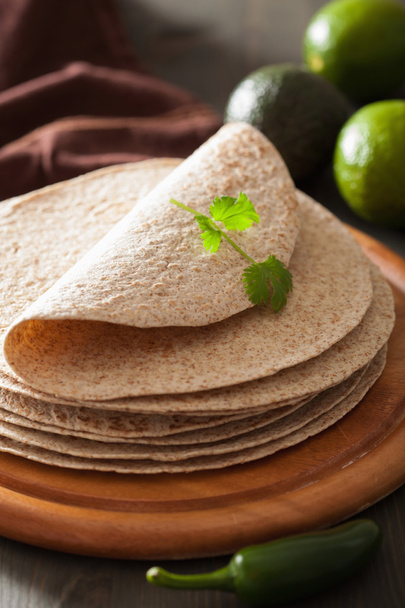 tortillas integrale su tavola di legno e verdure
 - Foto, immagini