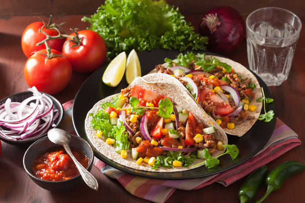 Mexicaanse taco's met rundvlees tomaat salsa UI maïs - Foto, afbeelding
