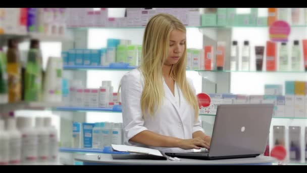 Pharmacist booking product in data base - Imágenes, Vídeo
