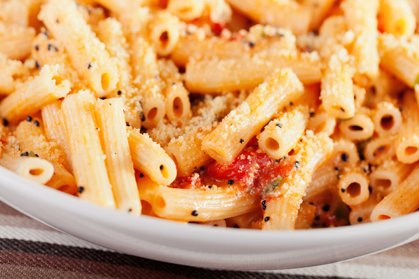 Penne with tomatoes and parmesan cheese - Foto, Imagen