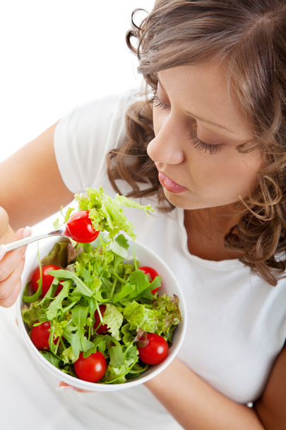 Youg γυναίκα τρώει υγιή σαλάτα - Φωτογραφία, εικόνα