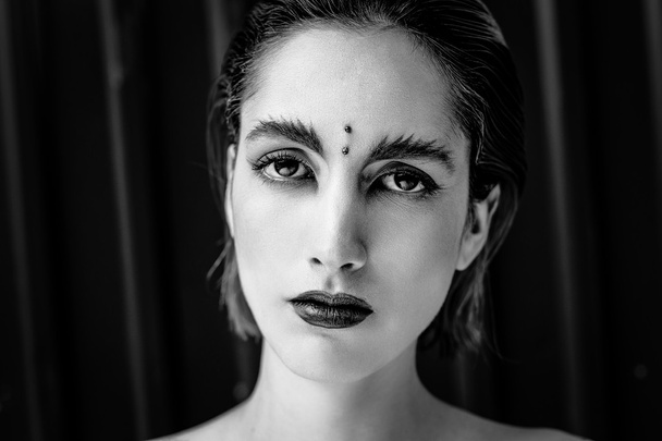 attraktive junge Frau mit ausdrucksstarken Augen - Foto, Bild