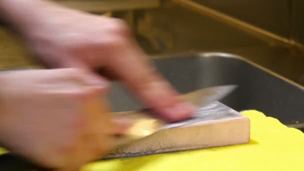 Sushi 01 Sushi Chef élezés a kést, egy rózsaszín kő - Felvétel, videó