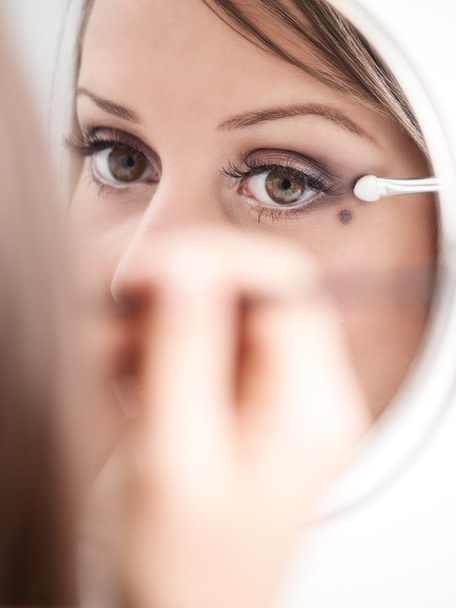 stosowania makijażu na twarzy młodej kobiety - Zdjęcie, obraz