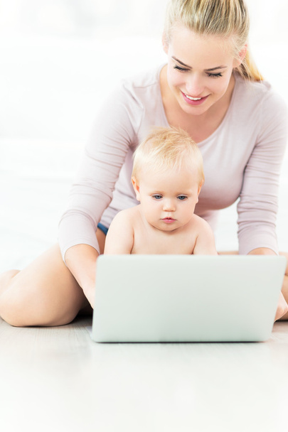 matka i dziecko korzysta z laptopa - Zdjęcie, obraz