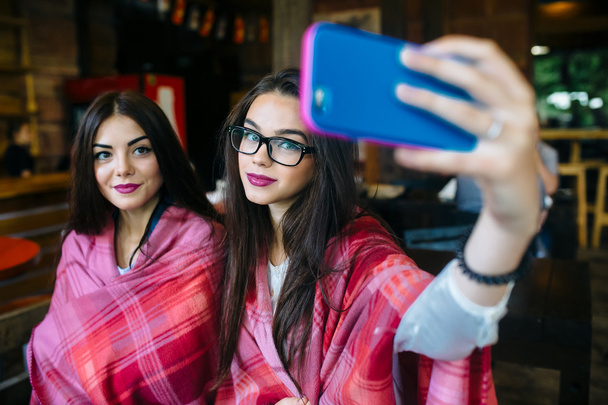 két közeli barátok csinálni a kávézóban selfie - Fotó, kép