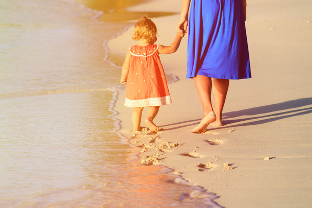 madre e hija pequeña caminando en la playa - Foto, Imagen
