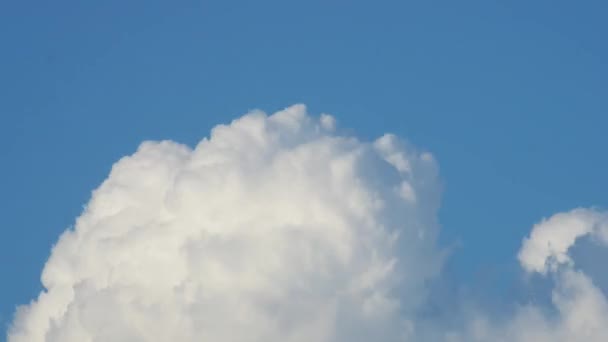 σύννεφο κίνηση κάτω από το σαφή μπλε ουρανό - Πλάνα, βίντεο