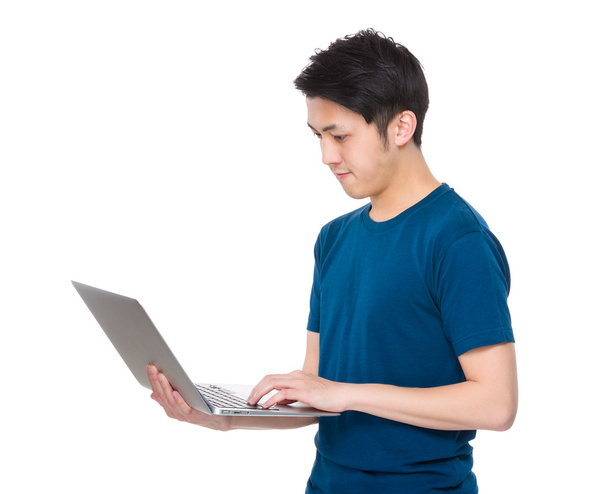 Jonge Aziatische man in blauw t-shirt - Foto, afbeelding