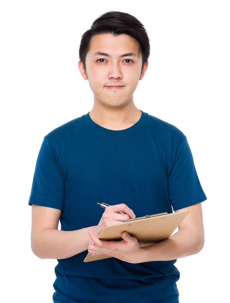 Азіатський молодий чоловік у синій футболку - Фото, зображення
