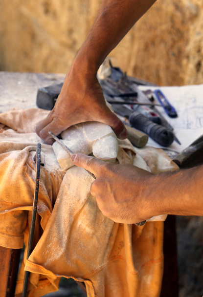 main d'artisan tout en sculptant la pierre d'albâtre
 - Photo, image