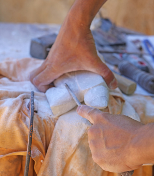 τεχνίτη χέρι ενώ γλυπτική πέτρα Alabaster - Φωτογραφία, εικόνα