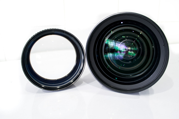 Schoonmaak lens filter digitale camera door alcohol. - Foto, afbeelding