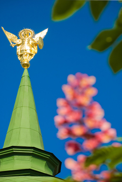 Архангел Михаил на шпиле церкви. весна
 - Фото, изображение