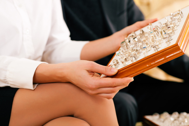 Casal escolhendo um anel no joalheiro
 - Foto, Imagem