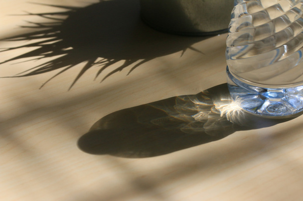 Wasser in Flaschen und Schatten - Foto, Bild