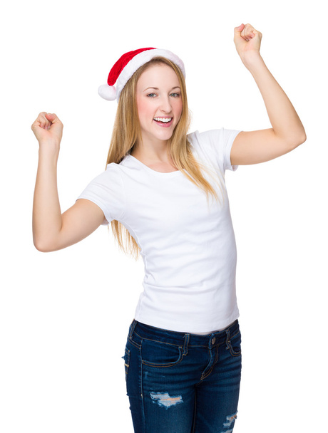 クリスマスの帽子と手を上げた女性と - 写真・画像