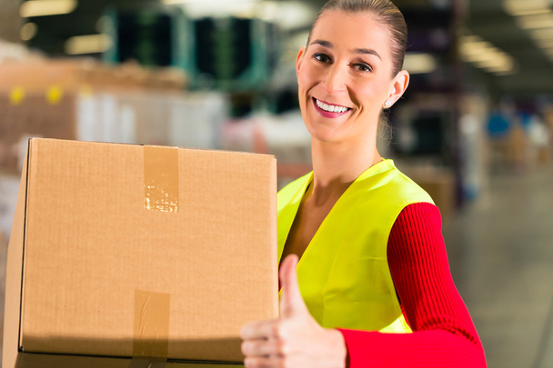 worker holds package in warehouse of forwarding - Foto, afbeelding