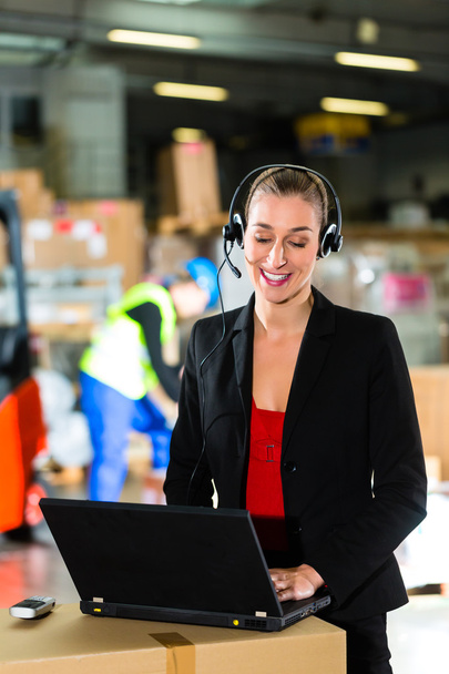 dispatcher using headset at warehouse of forwarding - Foto, afbeelding