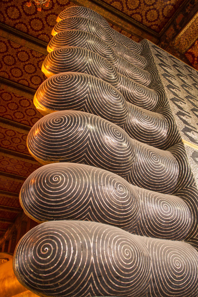 Fuß des liegenden Buddha in wat pho, Thailand - Foto, Bild