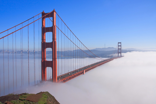 霧の中で、サンフランシスコのゴールデン ゲート ブリッジ - 写真・画像