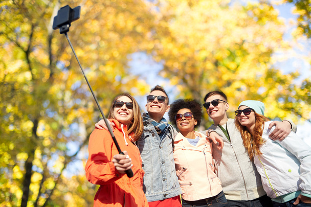 smiling friends taking selfie with smartphone - Foto, Imagen