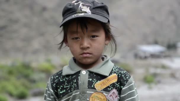 Nepali girl in a mountain village - Footage, Video