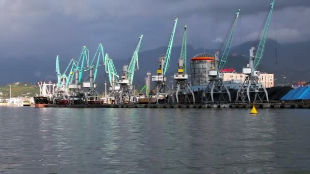 морський порт в денний час у Батумі, Грузія - Кадри, відео