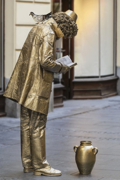 Artista Pantomimic da rua dourada com pombo
 - Foto, Imagem