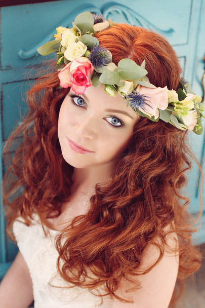 Modern and stylish red-haired bride in a floral wreath on her he - Foto, Imagen