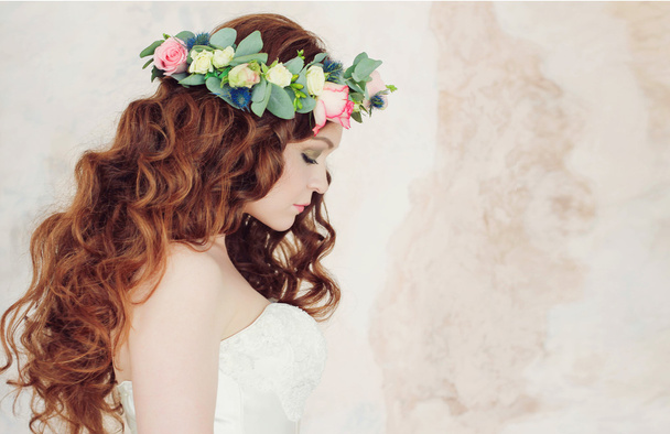 Modern and stylish red-haired bride in a floral wreath on her he - Photo, Image