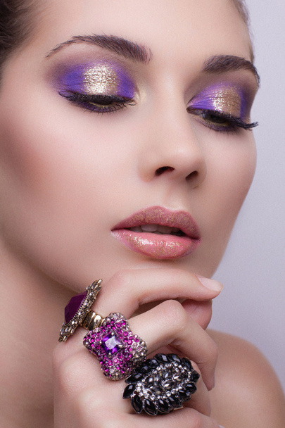 Retrato de chica de belleza con maquillaje colorido, esmalte de uñas y anillo
  - Foto, Imagen