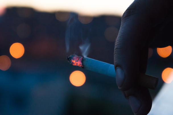 Doutnající cigarety v ruce - Fotografie, Obrázek