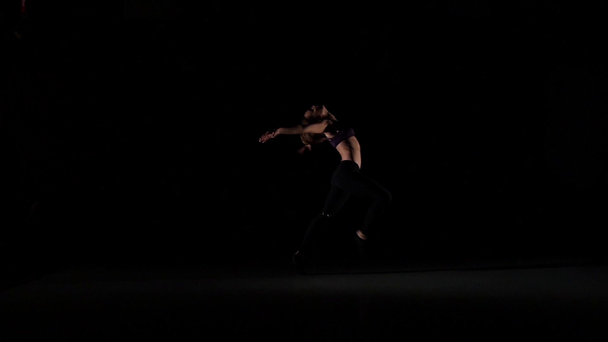 Ελκυστικό κορίτσι χορό σκέφτεται στη σκιά σε μαύρο φόντο, αργή κίνηση - Πλάνα, βίντεο