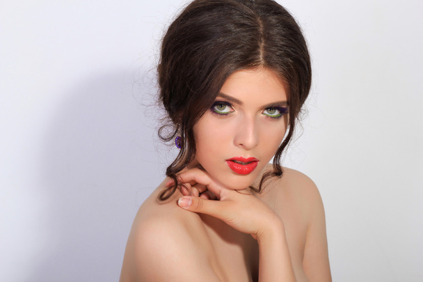 Krásná a okouzlující brunetka v sicilském stylu se zelenýma očima s živými make-up. Pestré eyeshadows make-up. - Fotografie, Obrázek