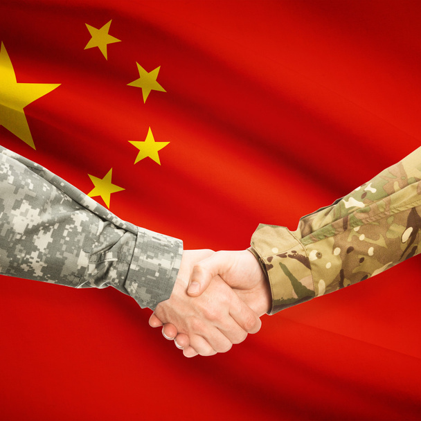 Чоловіки у військовій формі, потискує руку прапор на фоні - Китай - Фото, зображення