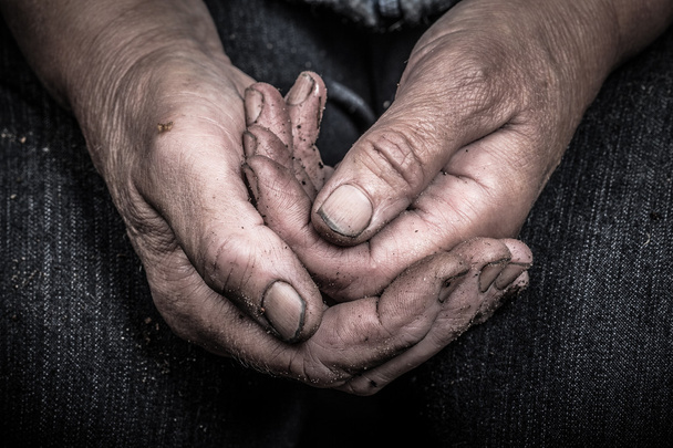 Soiled hands of elderly women - Foto, Bild