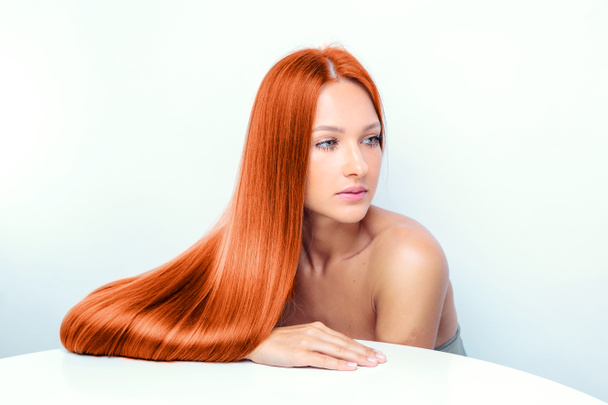 Modelo de moda con pelo largo y rojo
 - Foto, Imagen