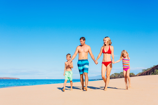 Familia feliz divirtiéndose en la playa - Foto, imagen