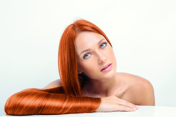 Όμορφη κοπέλα με λαμπερά κόκκινα μαλλιά - Φωτογραφία, εικόνα