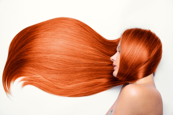 hermosa chica con el pelo largo y rojo - Foto, Imagen