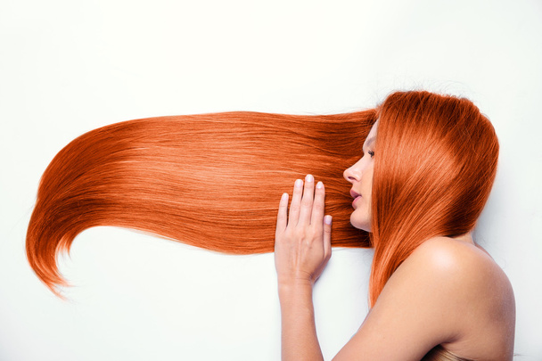 piękna dziewczyna z długimi czerwonymi włosami - Zdjęcie, obraz