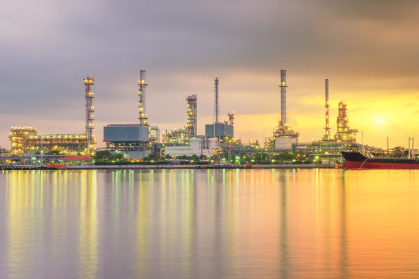 Olie tank schip aanleggen in olie raffinaderij-industrie op twilight moment - Foto, afbeelding