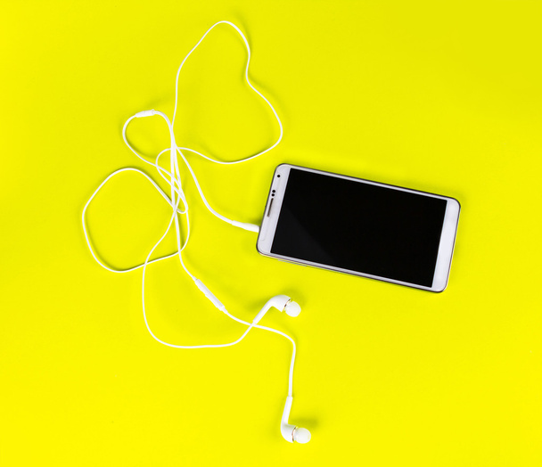 fones de ouvido brancos para usar com música digital ou telefone inteligente
 - Foto, Imagem