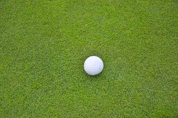 Golfpallo golfkentällä
 - Valokuva, kuva