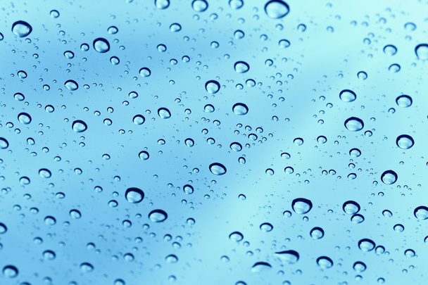 Regenwassertropfen auf Glasspiegel Hintergrund. - Foto, Bild