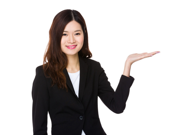 ビジネス スーツの若いアジア女性実業家 - 写真・画像